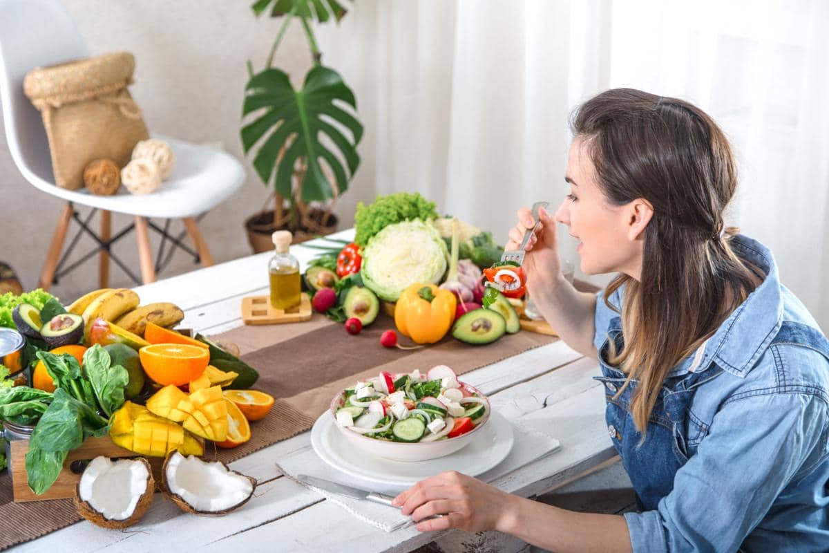 ilustrasi makan buah dan sayur