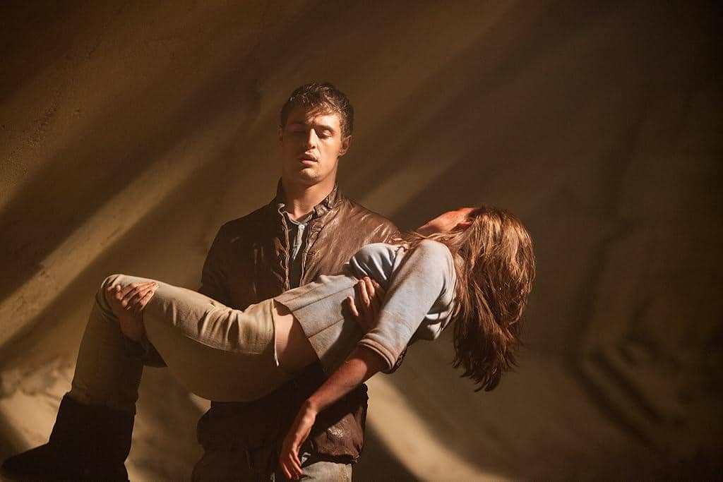 Max Irons di The Host.