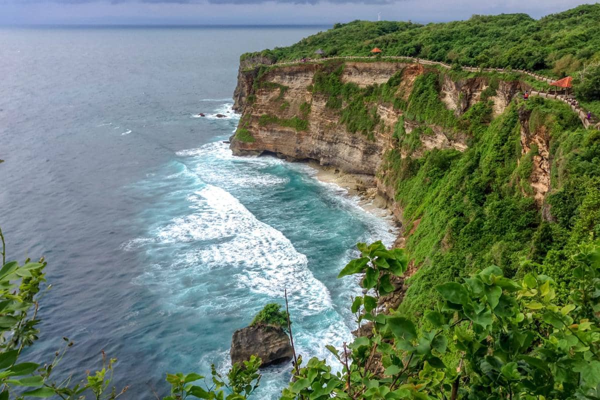panorama tebing karang Pura Luhur Uluwatu 