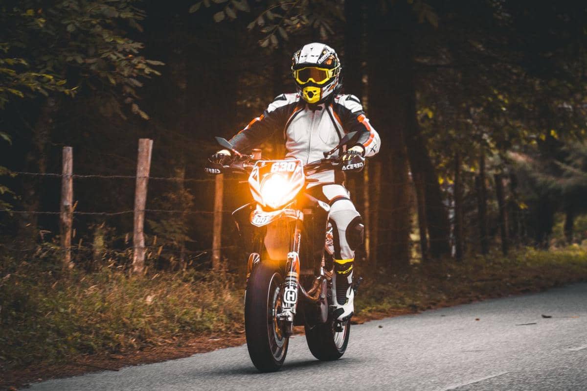 ilustrasi mengendarai motor