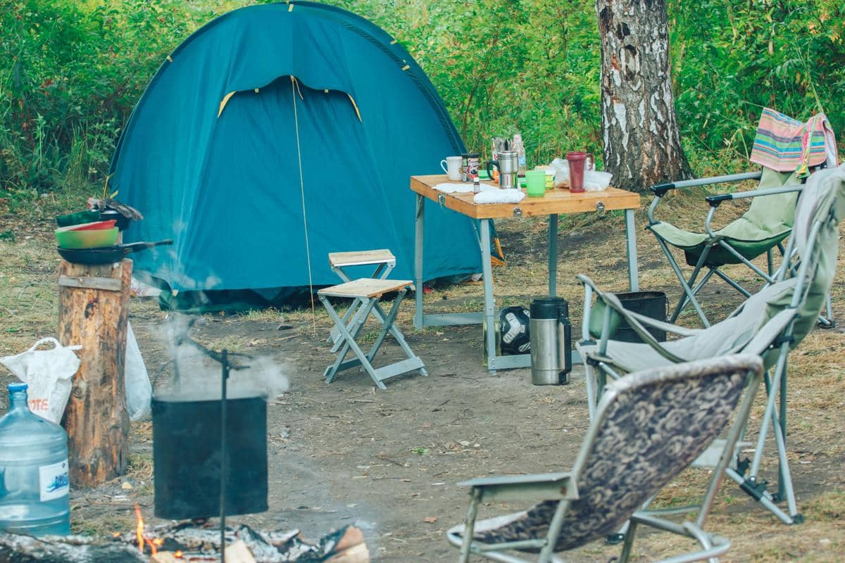 ilustrasi peralatan camping