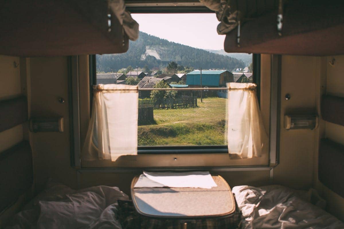 ilustrasi suasana kereta sleeper 