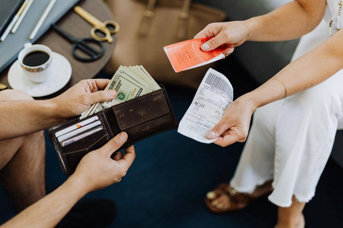 ilustrasi menyimpan struk belanja di dalam dompet