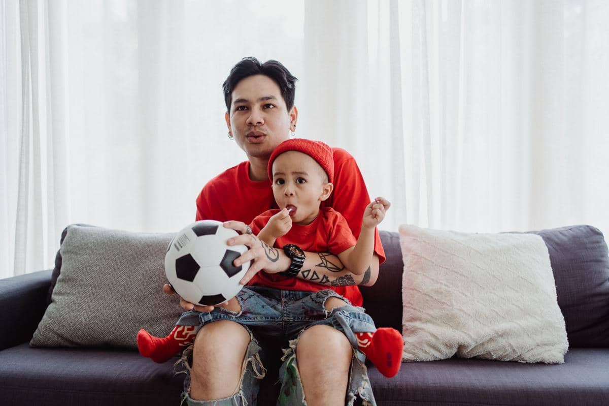 ilustrasi ayah dan anak menonton bola 