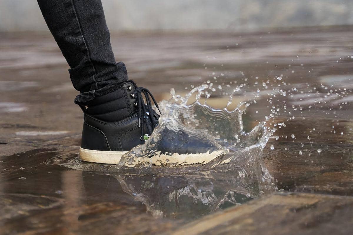 ilustrasi sepatu terkena air (pexels.com/Lukas Kaufmann)