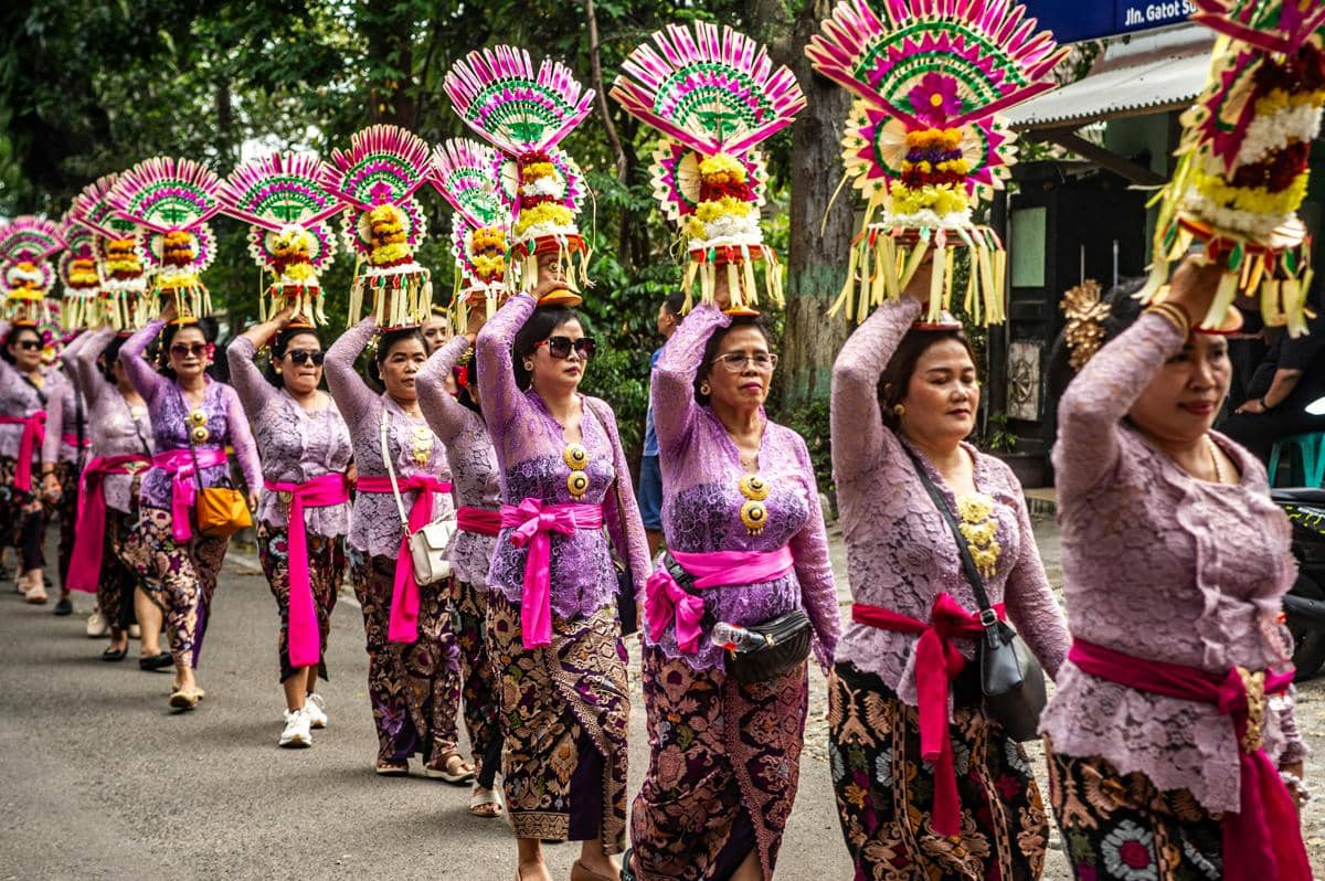 Para wanita dengan pakaian tradisional Bali berpartisipasi dalam parade budaya di Cimahi, Indonesia.