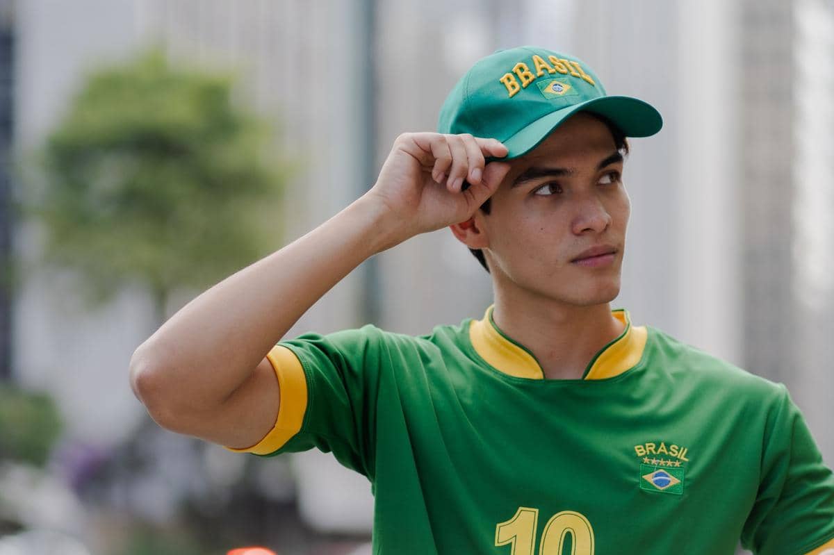 ilustrasi pria pakai jersey bola dan topi