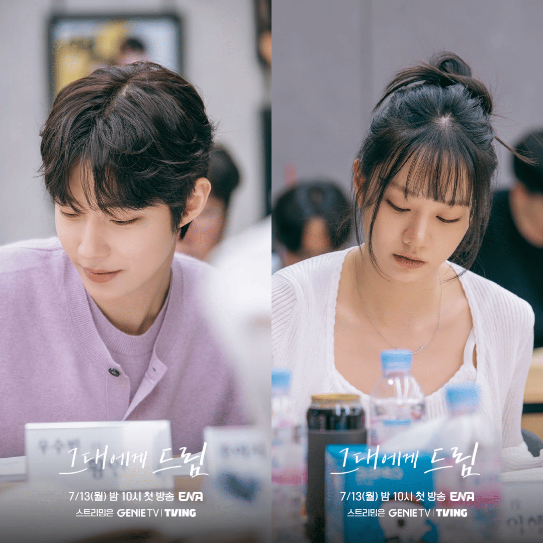 Dua aktor Korea sedang membaca naskah drama Dream to You dalam sesi pembacaan naskah, duduk di meja dengan suasana fokus dan tenang.