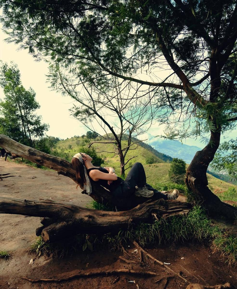 Bella Graceva saat mendaki Gunung Prau.