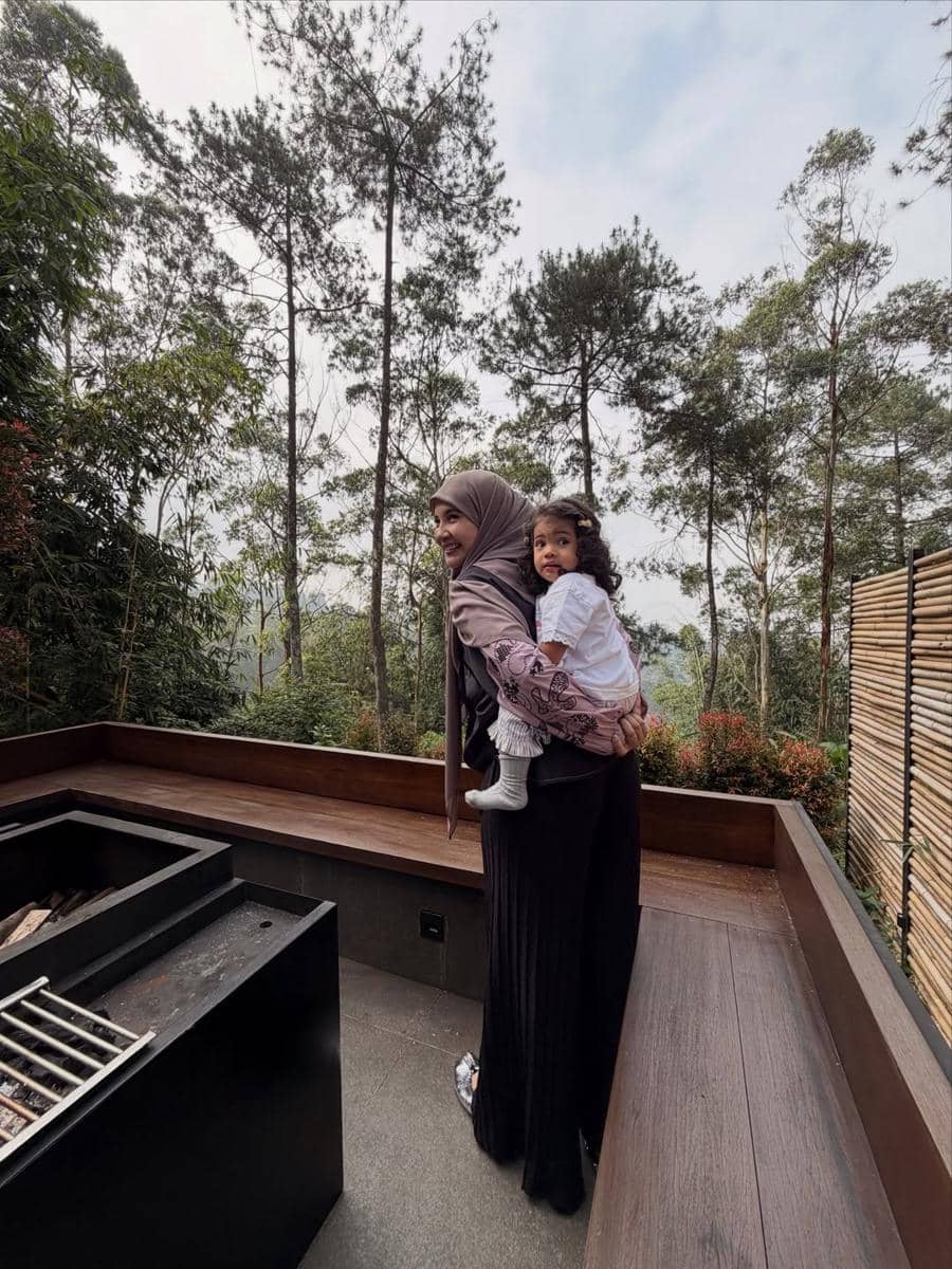 Zaskia Sungkar ajak keluarga liburan di Dusun Bambu Lembang