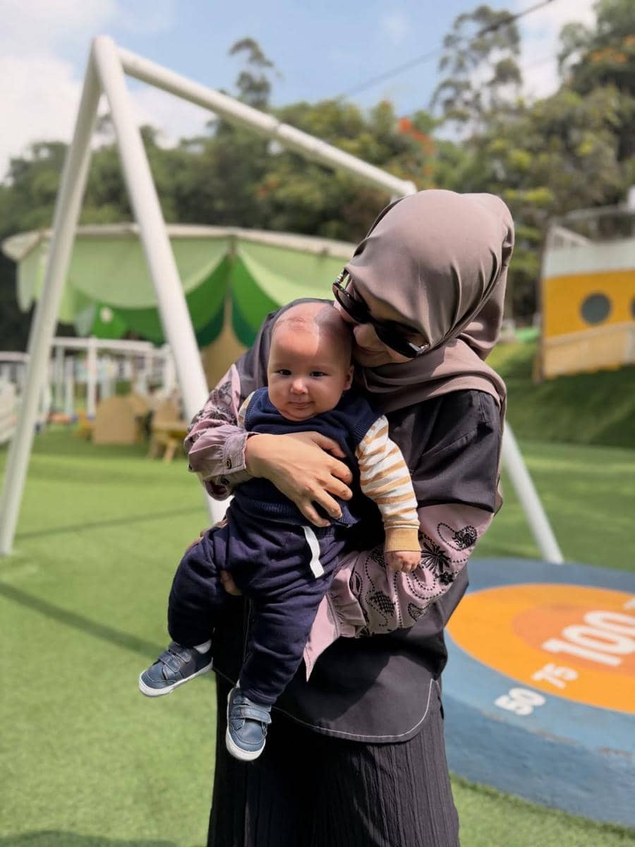 Zaskia Sungkar ajak keluarga liburan di Dusun Bambu Lembang