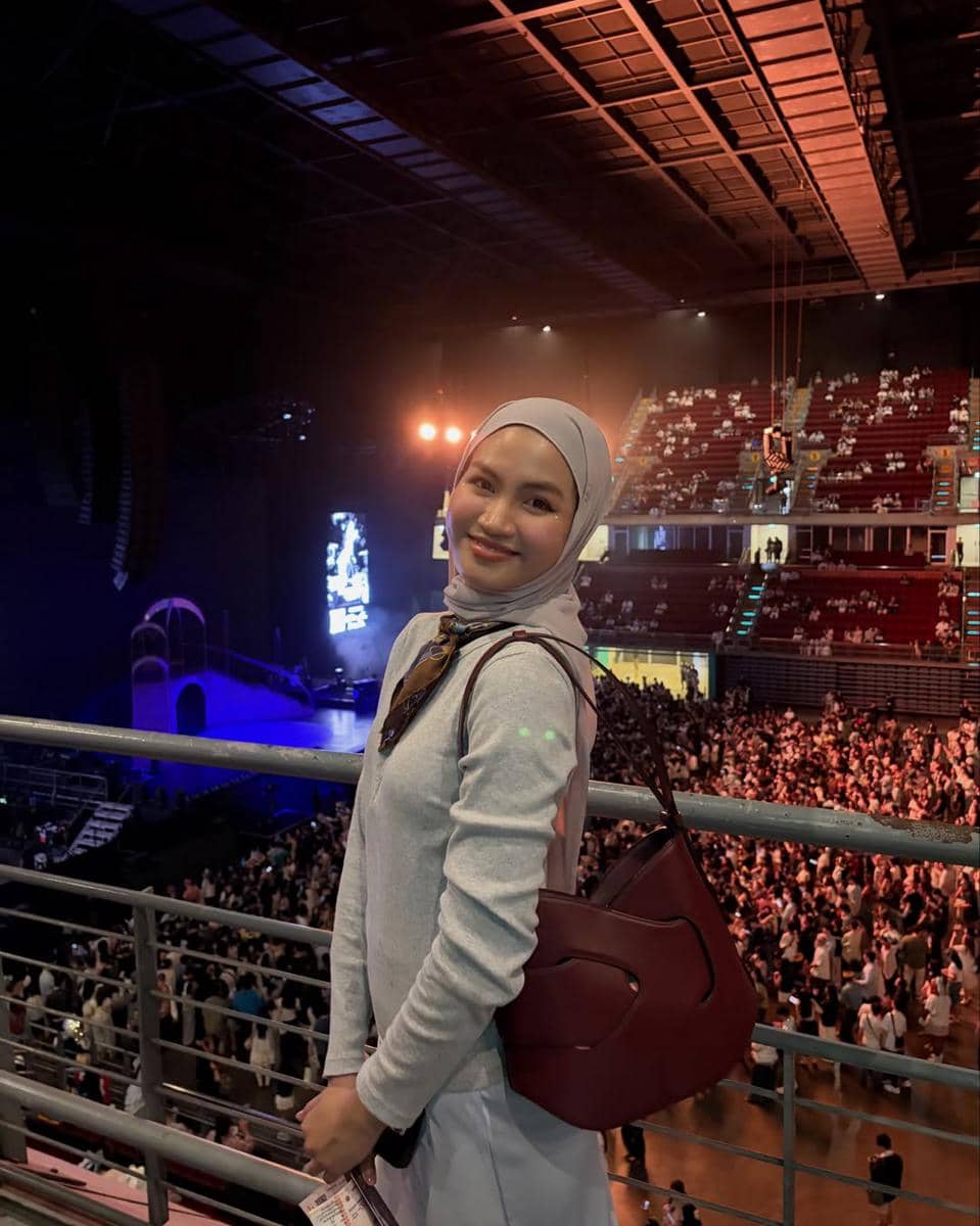 Xaviera Putri saat nonton konser Laufey di Bangkok