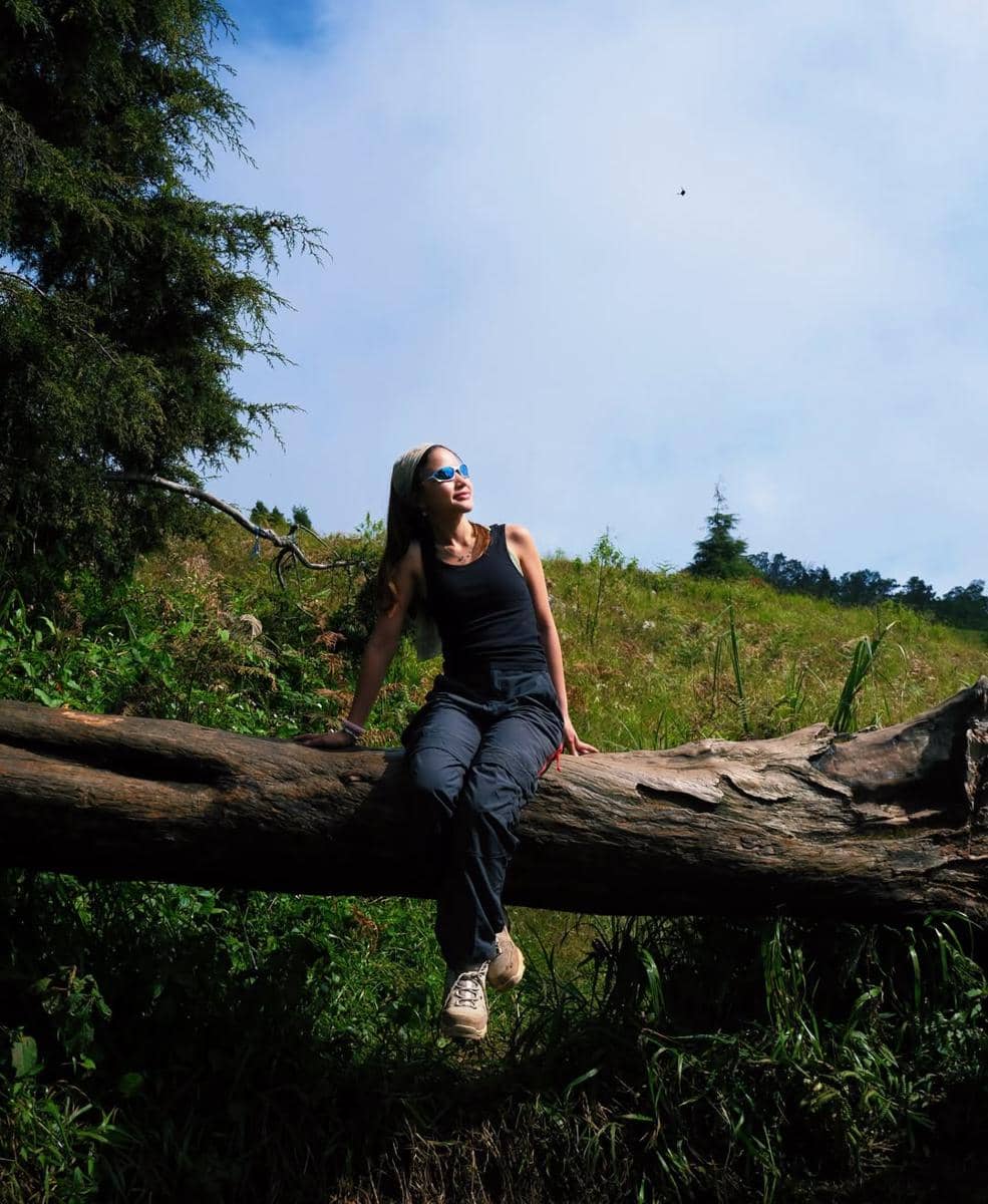 Bella Graceva saat mendaki Gunung Prau.