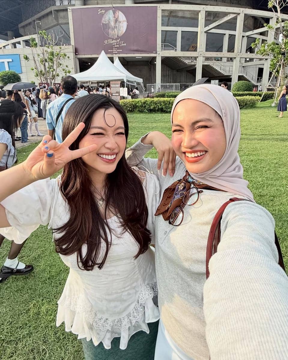 Xaviera Putri saat nonton konser Laufey di Bangkok