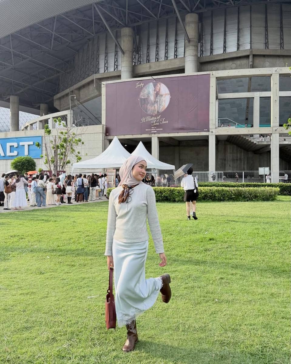 Xaviera Putri saat nonton konser Laufey di Bangkok