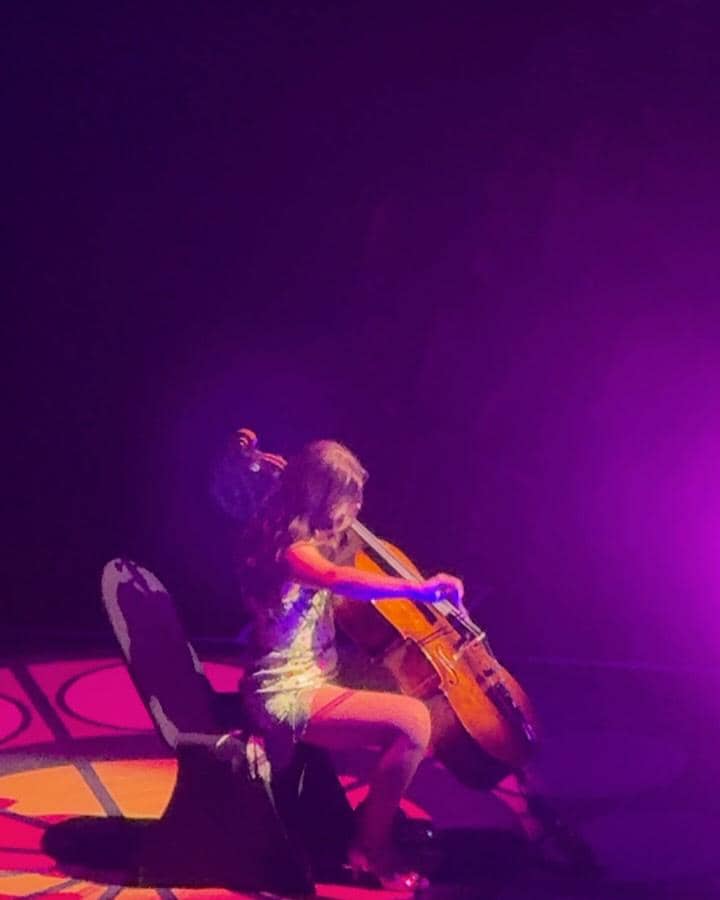 Xaviera Putri saat nonton konser Laufey di Bangkok