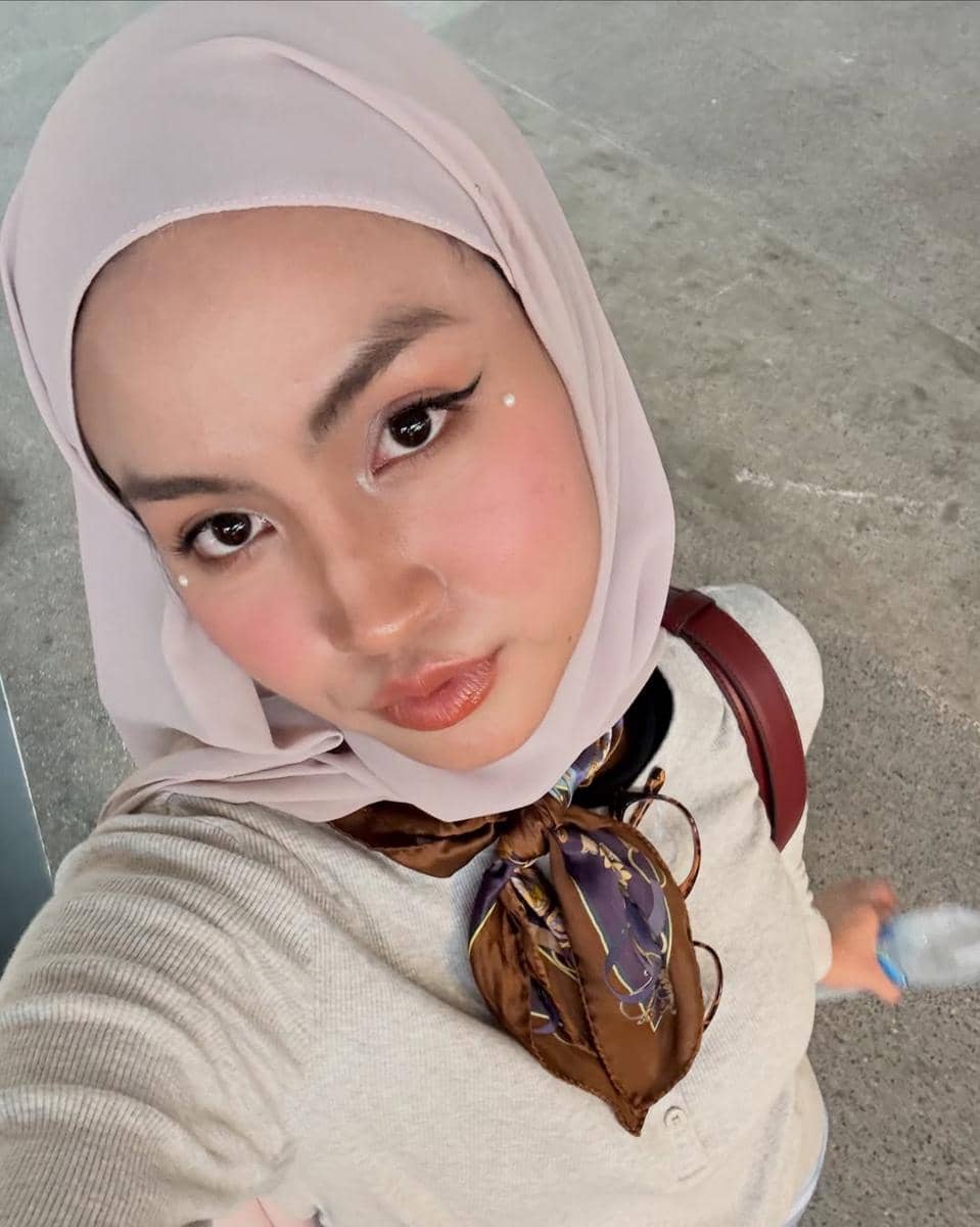 Xaviera Putri saat nonton konser Laufey di Bangkok