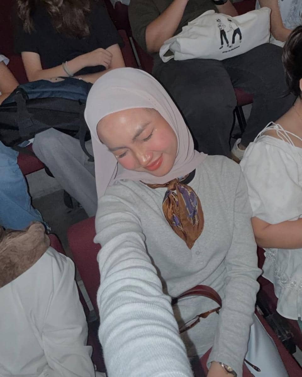 Xaviera Putri saat nonton konser Laufey di Bangkok