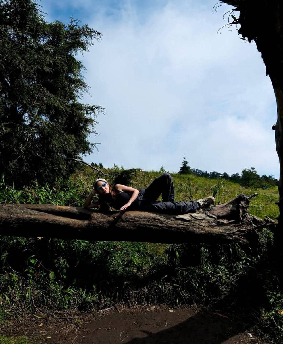 Bella Graceva saat mendaki Gunung Prau.