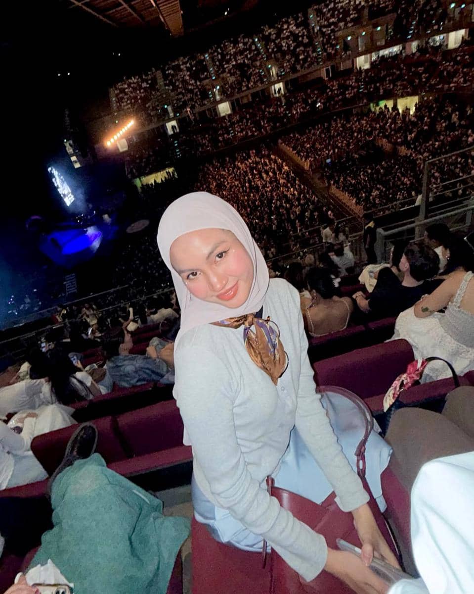 Xaviera Putri saat nonton konser Laufey di Bangkok
