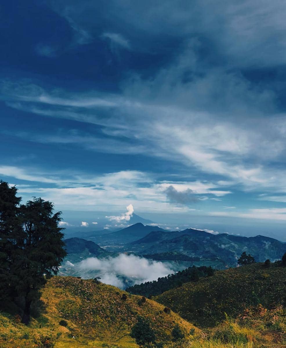 Bella Graceva saat mendaki Gunung Prau.