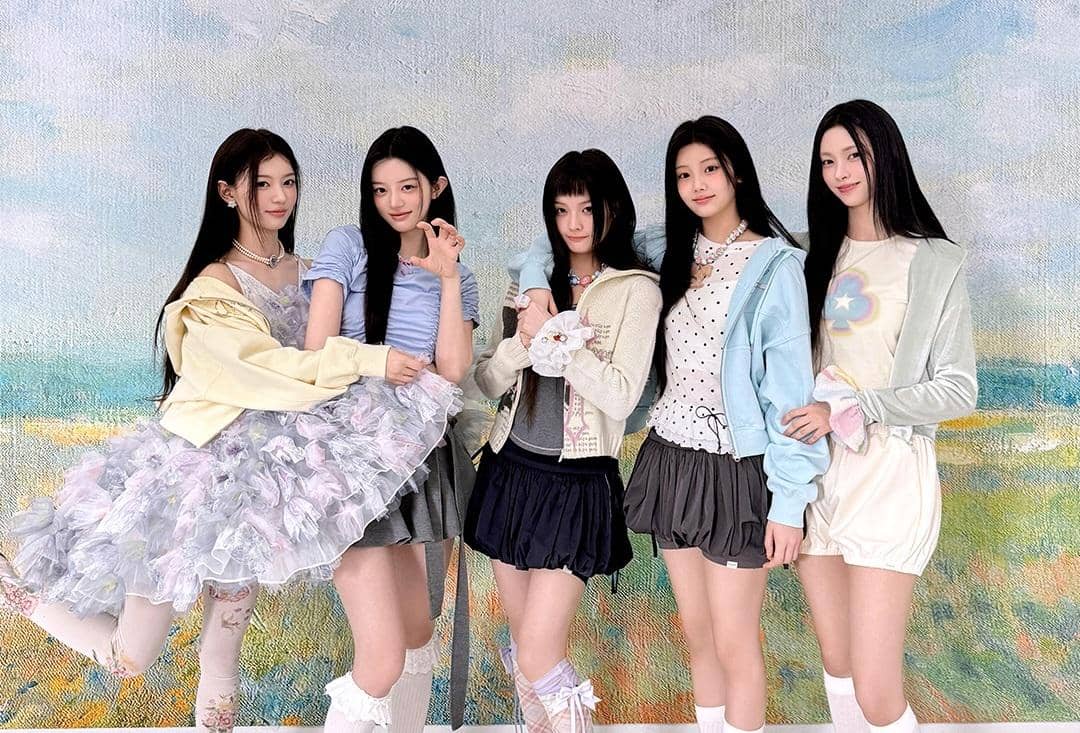 Potret grup ILLIT berpose bersama untuk kamera dalam unggahan di akun Instagram resmi mereka, dalam sebuah foto grup.