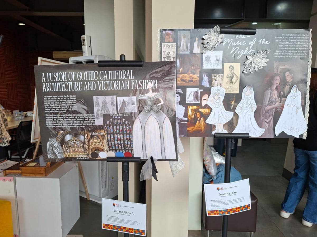 Papan presentasi karya siswa UIC Tangerang menampilkan desain busana bertema arsitektur katedral Gotik dan mode era Victoria.