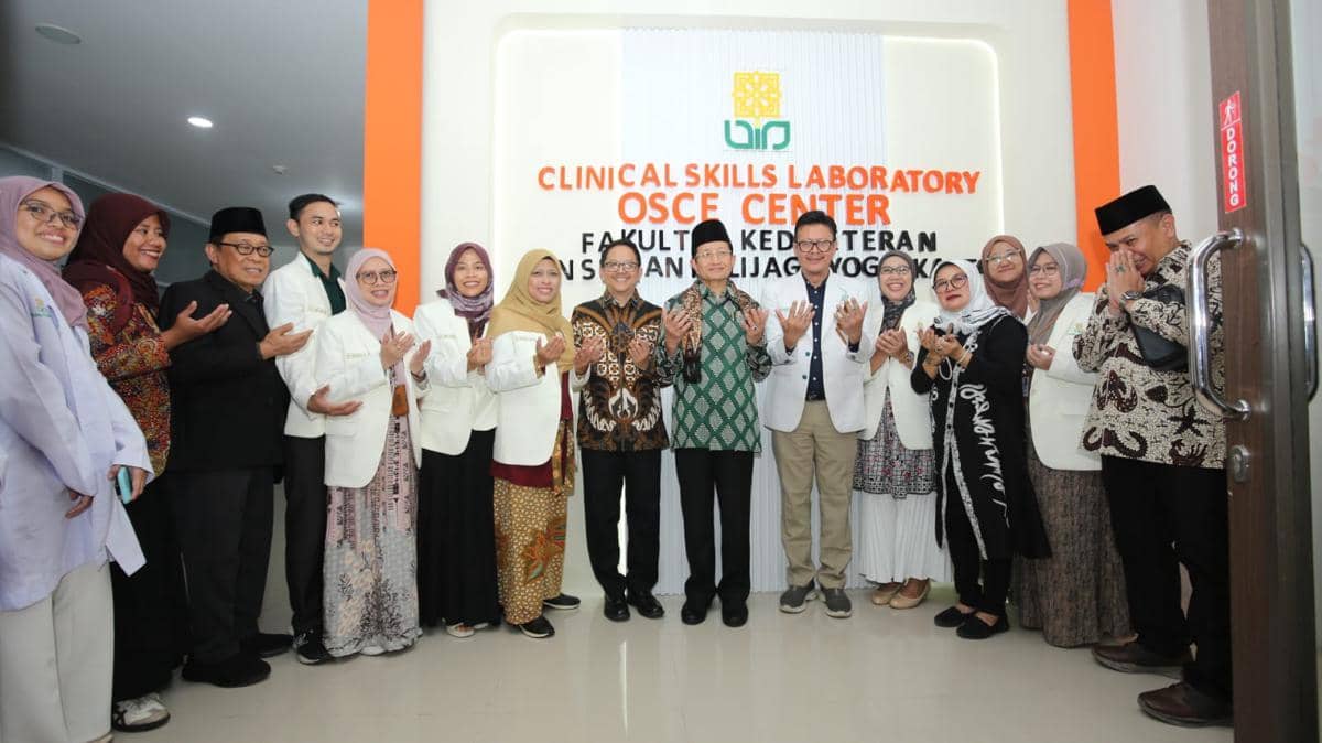 Menteri Agama bersama jajaran dosen dan staf UIN Sunan Kalijaga berpose di depan ruang Clinical Skills Laboratory OSCE Center Fakultas Kedokteran.