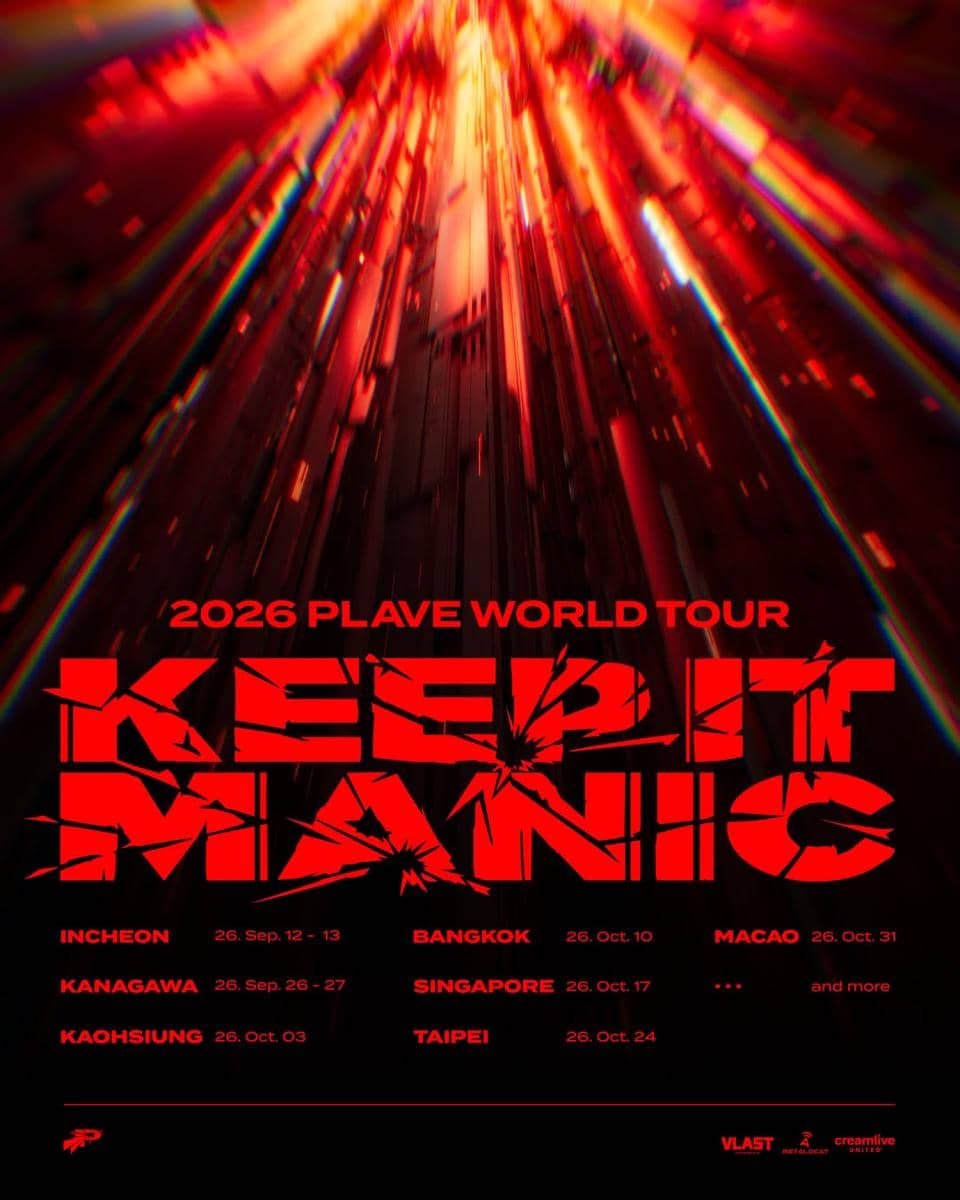 Poster tur dunia PLAVE tahun 2026 bertajuk Keep It Manic dengan latar merah dan daftar kota seperti Incheon, Bangkok, dan Singapura.