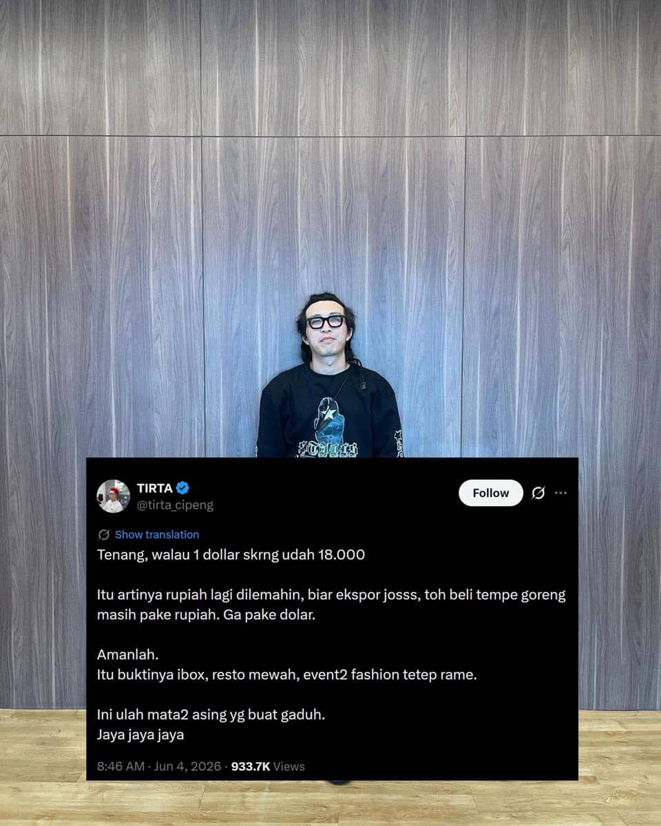 Seorang pria berkacamata berdiri di depan dinding kayu dengan tangkapan layar unggahan media sosial tentang nilai tukar rupiah terhadap dolar.