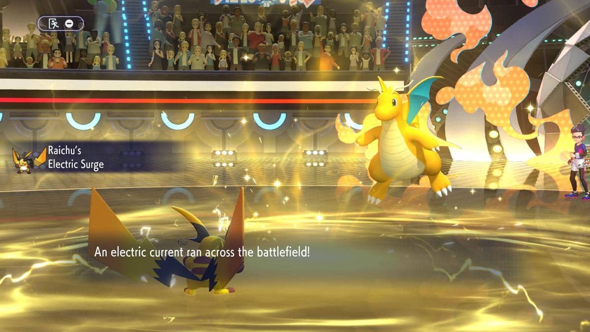 Pertarungan antara Raichu dan Dragonite di arena Pokémon dengan efek listrik menyala dan penonton memenuhi tribun.