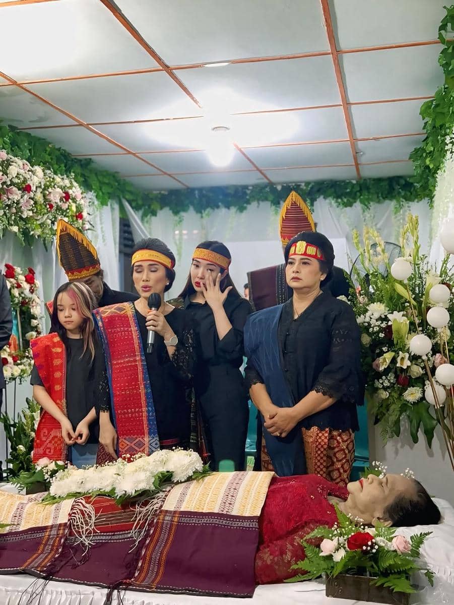 Gisella dan Gempi di pemakaman Opung