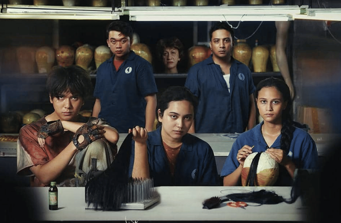 Review Film Monster Pabrik Rambut, Horor yang Beda dari Biasanya