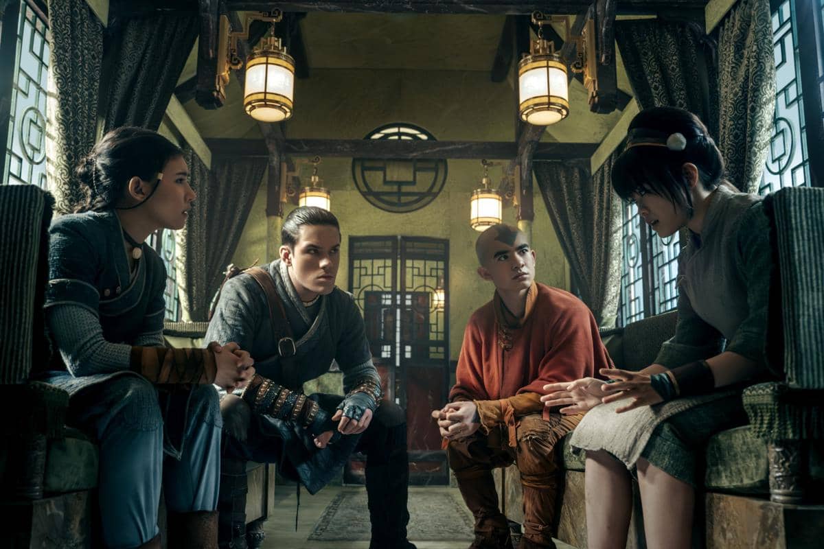 Empat karakter dari serial Avatar: The Last Airbender Season 2 duduk di ruang bergaya tradisional dengan pencahayaan hangat dan dekorasi oriental.