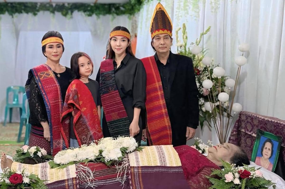 7 Potret Gisella Anastasia dan Gempi di Pemakaman Opung