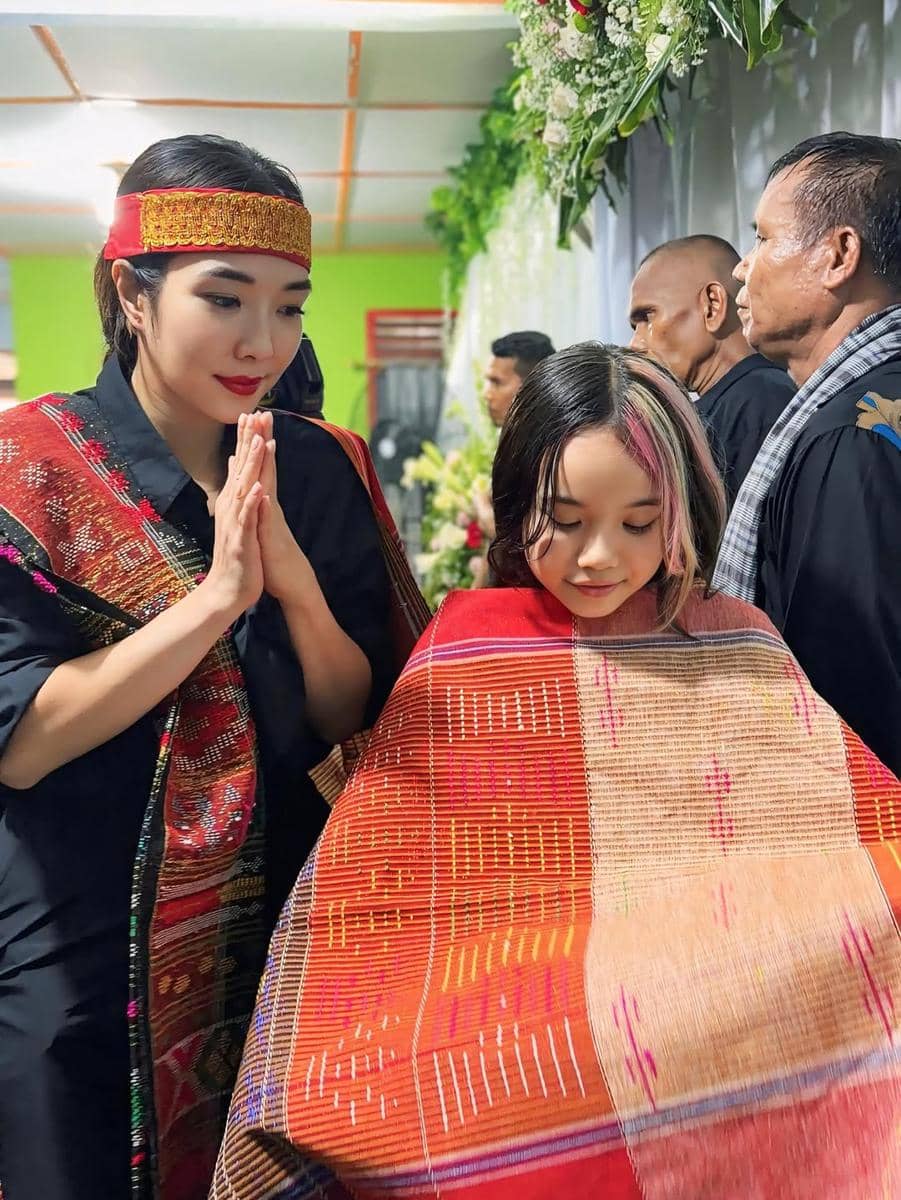 Gisella dan Gempi di pemakaman Opung