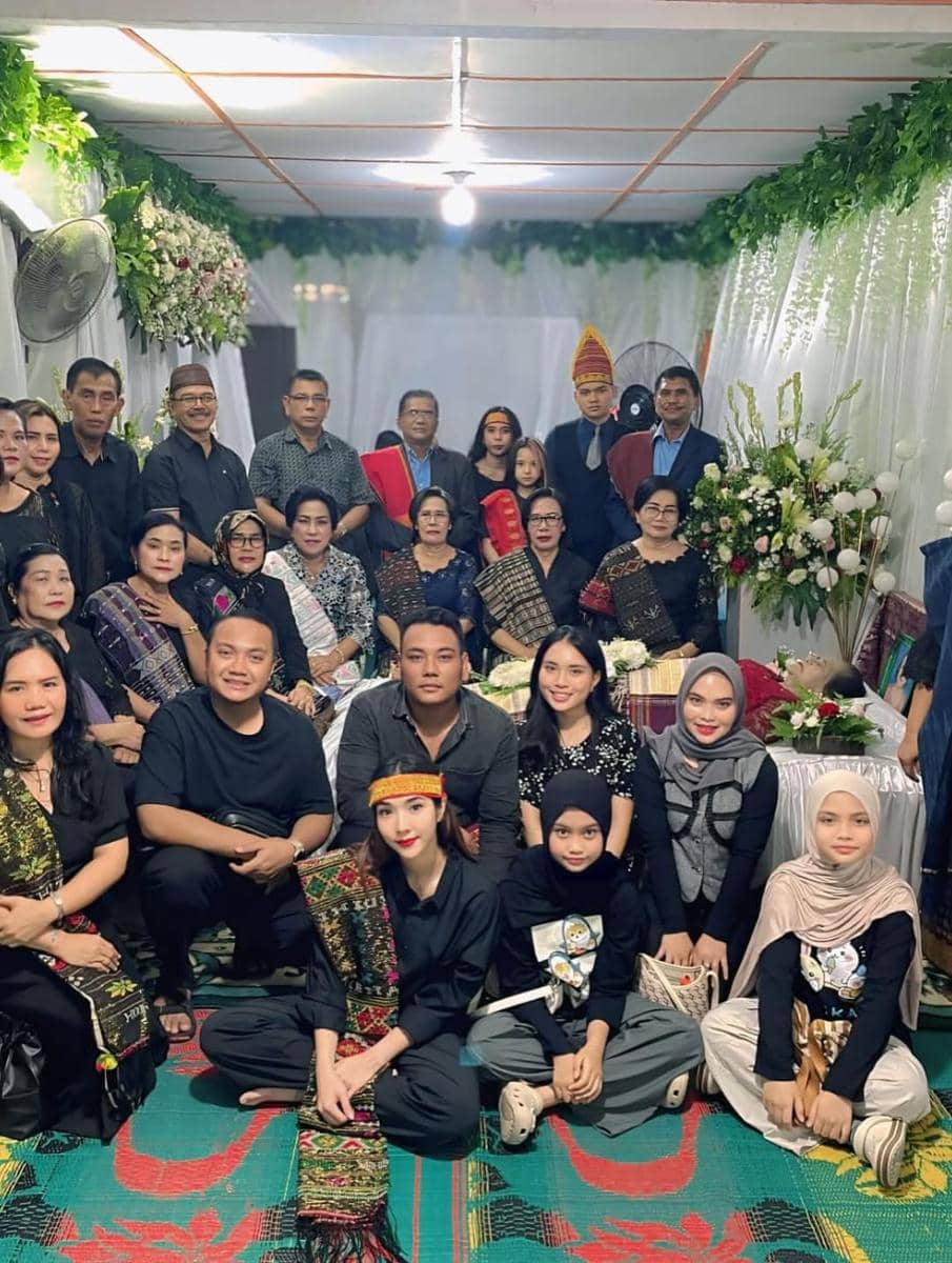 Gisella dan Gempi di pemakaman Opung
