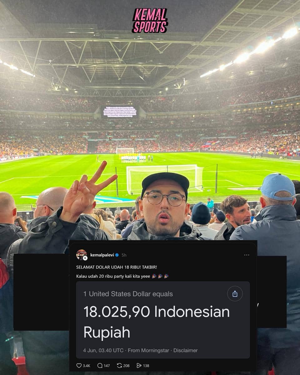 Seorang pria berpose dengan latar stadion sepak bola penuh penonton sambil memperlihatkan tangkapan layar nilai tukar dolar AS terhadap rupiah.