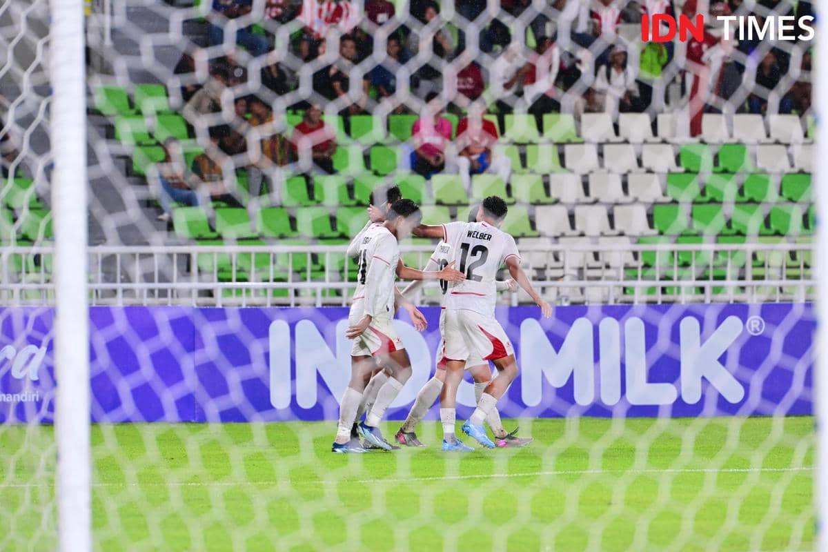 Pemain Timnas Indonesia U-19 merayakan gol saat melawan Timor Leste di Stadion Utama Sumut pada ajang AFF U19 2026.