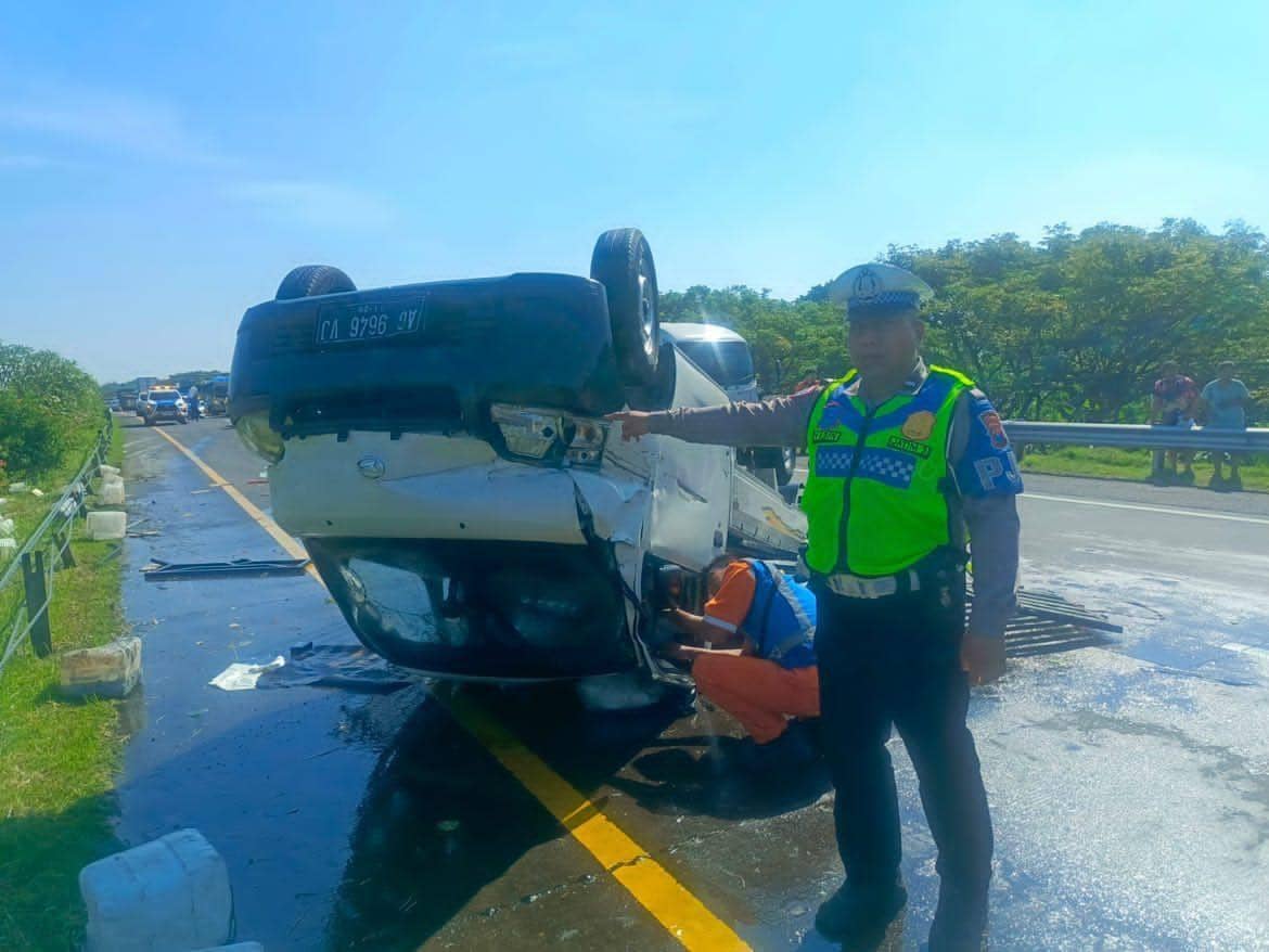Pikap Muat Minyak Goreng Terguling di Tol Sumo, Pengemudi Tewas