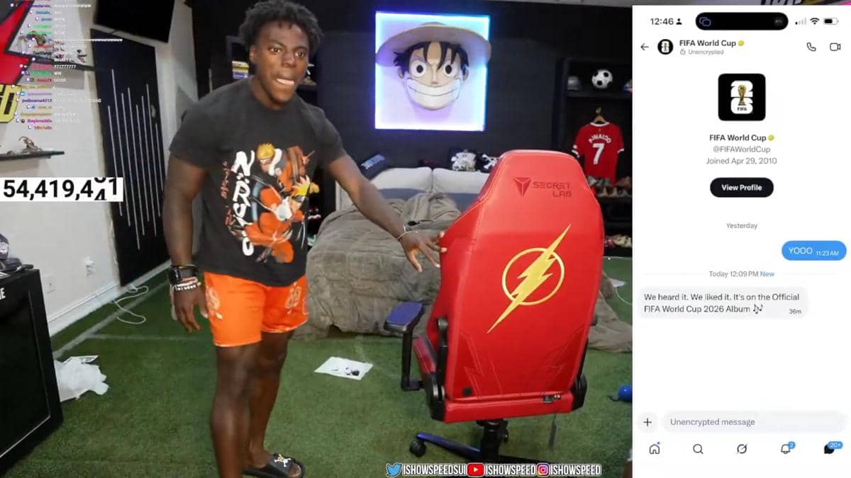 Seorang streamer berdiri di kamar dengan kursi gaming merah bergambar logo The Flash dan layar menampilkan pesan dari akun FIFA World Cup.