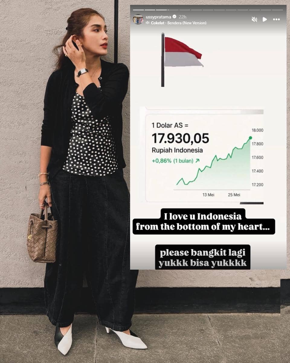 Seorang perempuan berdiri mengenakan cardigan hitam dan celana longgar sambil memegang tas, di samping tangkapan layar nilai tukar rupiah terhadap dolar AS.