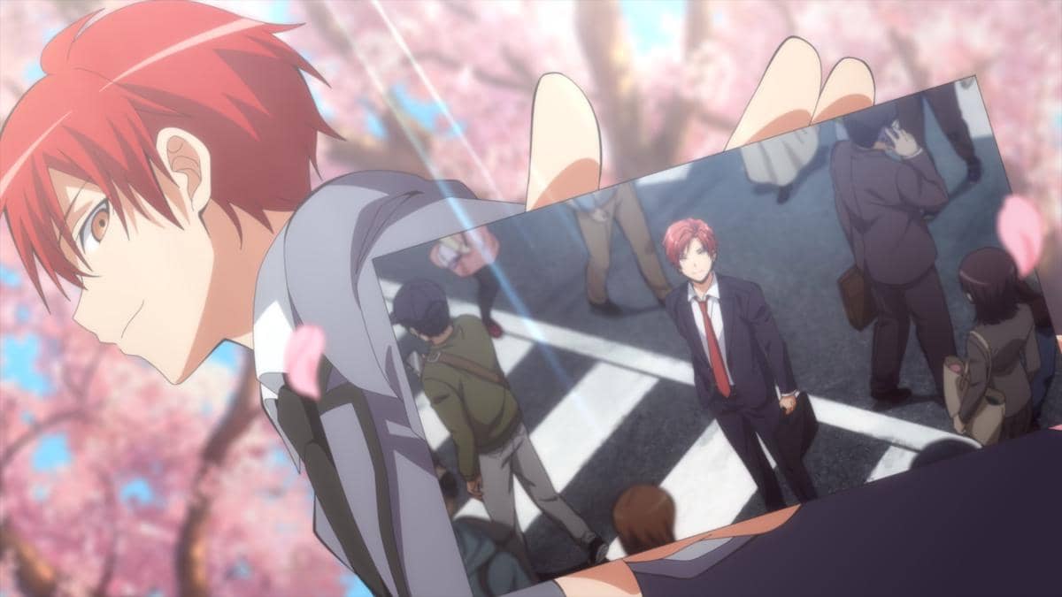 Karakter anime berambut merah memegang foto dirinya di tengah jalan ramai dengan latar bunga sakura bermekaran.