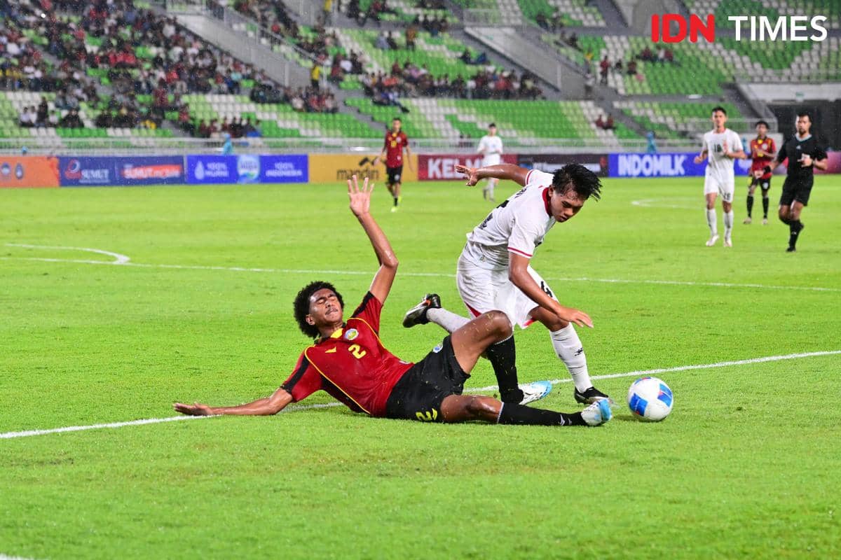 Pemain Timnas Indonesia U-19 berduel dengan pemain Timor Leste U-19 dalam pertandingan AFF U19 di Stadion Utama Sumut.