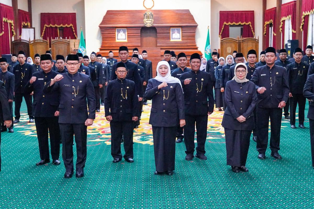 Khofifah Lantik 65 Kepala Sekolah SMA/SMK dan SLB Se-Jatim