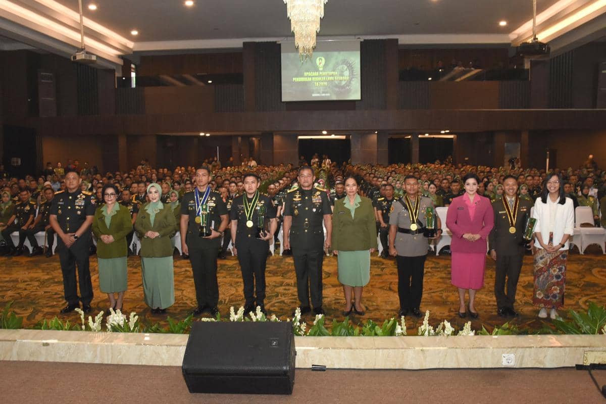 Tuntas Belajar di Seskoad, Seskab Teddy dan 3 Perwira TNI Ini Raih Prestasi