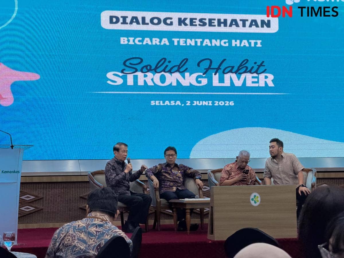 Para pembicara duduk di atas panggung dalam Forum Healthy Liver Awareness for Indonesia bertema Bicara Tentang Hati di Jakarta.