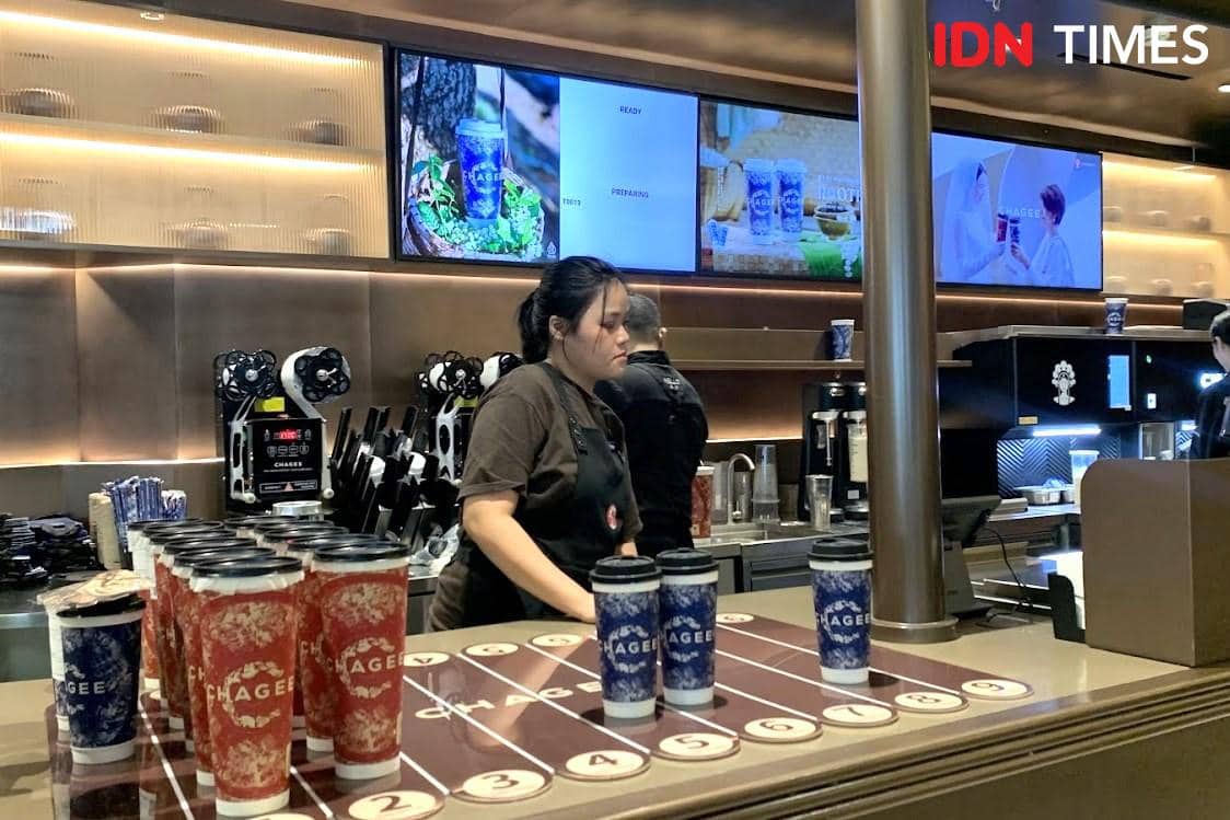 Potret proses pembuatan minuman di CHAGEE Tunjungan Plaza 6, Surabaya