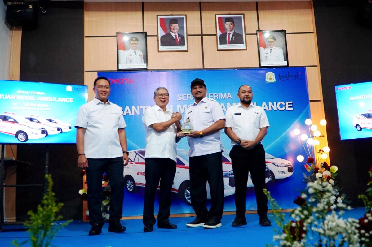 Presdir TMMIN Nandi Julyanto menyerahkan bantuan mobil ambulans kepada perwakilan penerima dalam acara serah terima resmi.