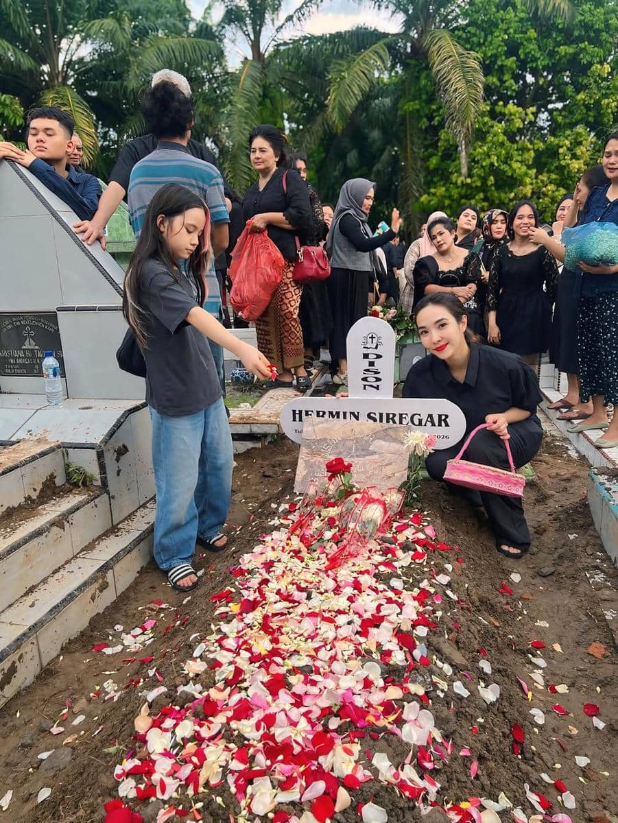 Gisella dan Gempi di pemakaman Opung